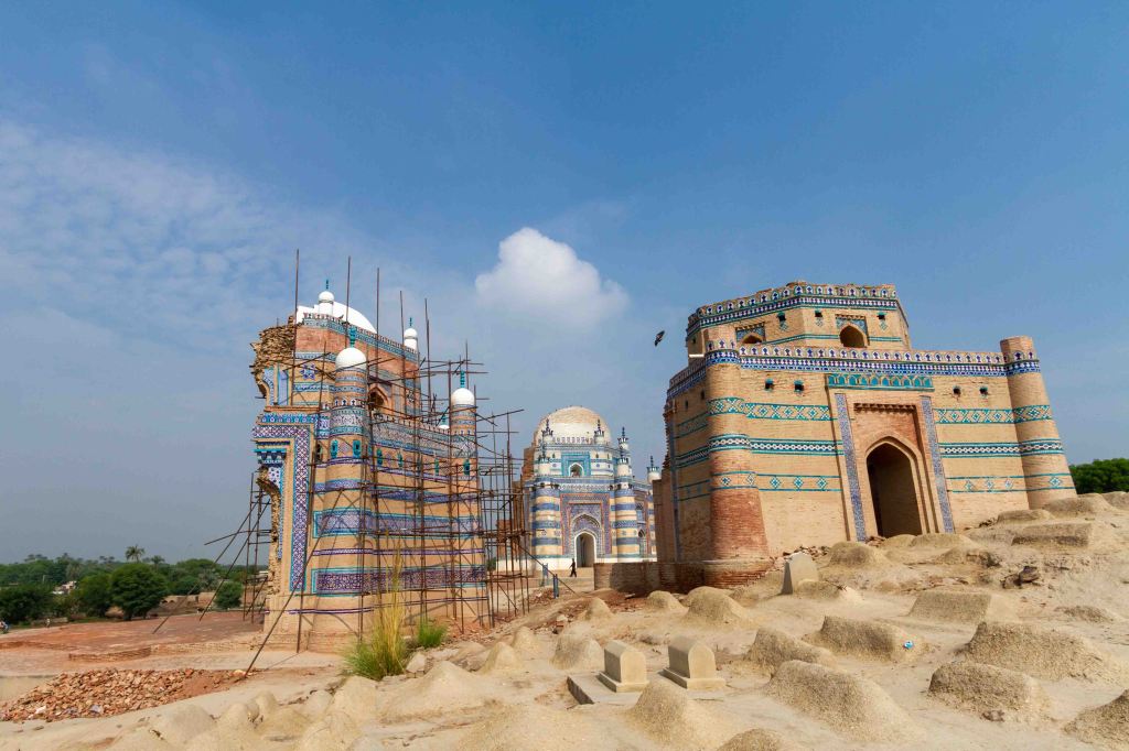 Tomb of Bibi Jaiwandi-side view